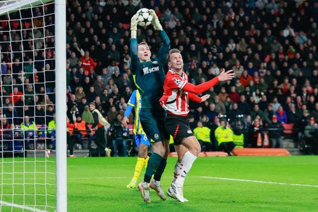EINDHOVEN, 27-11-2024, Philips Stadium, UEFA Champions League season 2024 25, match between PSV and Sjachtar Donetsk, Sjachtar Donetsk goalkeeper Dmytro Riznyk and PSV player Luuk de Jong PSV - Sjachtar Donetsk  x26839859x Copyright: