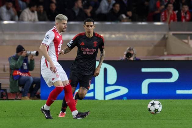 Caio Henrique ( 12 - AS Monaco) vies the ball with Angel Di Maria ( 11 - SL Benfica) during Monaco vs Benfica, UEFA Champions League football match in Monaco, Principality of Monaco, November 27 2024  Copyright: xNicolaxMastronardi IPAxSportx xix xx IPA_51921930 IPA_Agency_IPA51921930