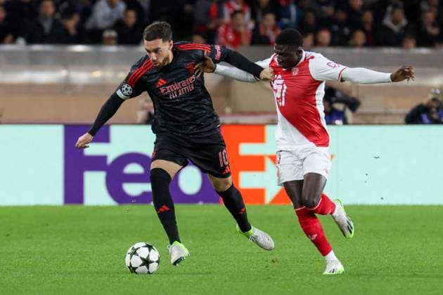 Orkun Kokcu ( 10 - SL Ben fica)vies the ball with Thilo Kehrer ( 5 - AS Monaco) during Monaco vs Benfica, UEFA Champions League football match in Monaco, Principality of Monaco, November 27 2024  Copyright: xNicolaxMastronardi IPAxSportx xix xx IPA_51921948 IPA_Agency_IPA51921948