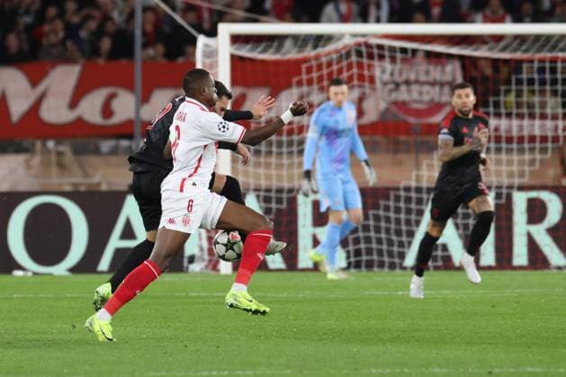 Denis Zakaria ( 6 - AS Monaco) vies the ball with Orkun Kokcu ( 10 - SL Benfica) during Monaco vs Benfica, UEFA Champions League football match in Monaco, Principality of Monaco, November 27 2024  Copyright: xNicolaxMastronardi IPAxSportx xix xx IPA_51921949 IPA_Agency_IPA51921949