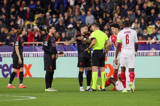 Nicolas Otamendi ( 30 - SL Benfica) discusses with refereee Rade Obrenovic (SLO) during Monaco vs Benfica, UEFA Champions League football match in Monaco, Principality of Monaco, November 27 2024  Copyright: xNicolaxMastronardi IPAxSportx xix xx IPA_51921955 IPA_Agency_IPA51921955