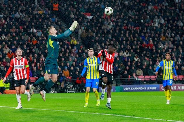 EINDHOVEN, 27-11-2024, Philips Stadium, UEFA Champions League season 2024 25, match between PSV and Sjachtar Donetsk, Sjachtar Donetsk goalkeeper Dmytro Riznyk PSV - Sjachtar Donetsk  x26839924x Copyright: