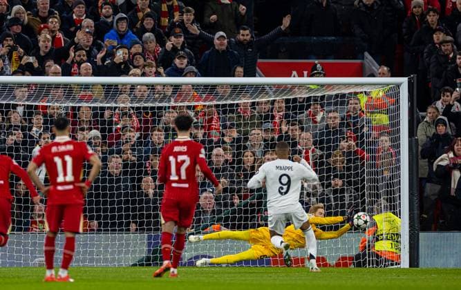 Football - UEFA Champions League - League Phase - Liverpool FC v Real Madrid CF LIVERPOOL, ENGLAND - Wednesday, November 27, 2024: Liverpool s goalkeeper Caoimhin Kelleher saves a penalty from Real Madrid s Kylian MbappÃ during the UEFA Champions League game between Liverpool FC and Real Madrid CF at Anfield. (Photo by David Rawcliffe Propaganda) LIVERPOOL Anfield MERSEYSIDE ENGLAND  Copyright: xDavidxRawcliffex P2024-11-27-Liverpool_Madrid-46
