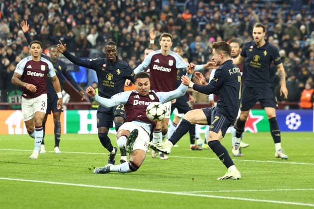 Sport Bilder des Tages Aston Villa v Juventus FC Champions League 27 11 2024. Morgan Rogers of Aston Villa clears the ball from Francisco Conceicao of Juventus during the Champions League match between Aston Villa and Juventus FC at Villa Park, Birmingham, England on 27 November 2024. Birmingham Villa Park West Midlands England Editorial use only , Copyright: xRyanxBrownex PSI-20893-0086