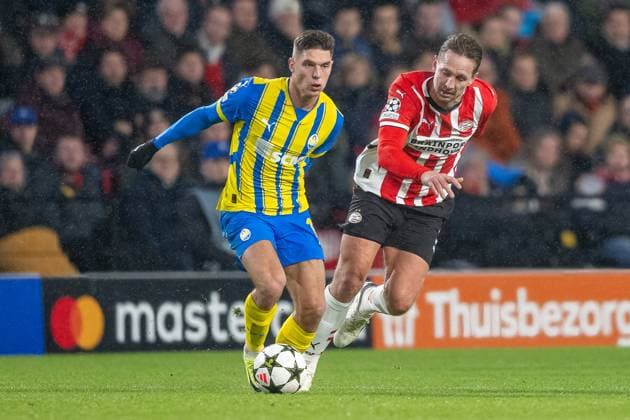 27 11 2024, Football UEFA Champions League, Season 2024 2025, Matchday 05, PSV Eindhoven Shakhtar Donetsk at Philips Stadium in Eindhoven duel between Georgiy Sudakov Shakhtar Donetsk, 10 and Luuk de Jong PSV Eindhoven, 09 Photo Kirchner Media TH Copyright: xKirchner-Media THx
