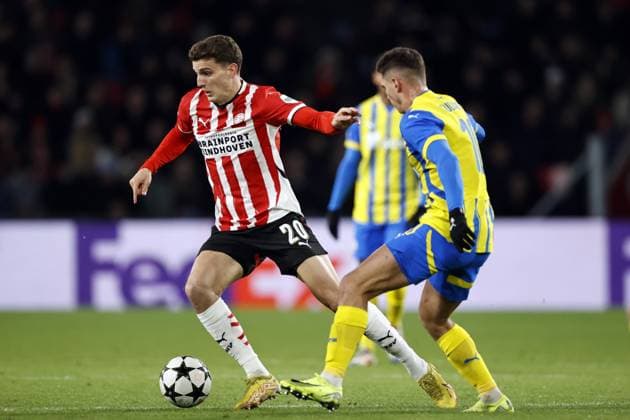 EINDHOVEN - (l-r) Guus Til of PSV Eindhoven, Georgiy Sudakov of FK Shakhtar Donetsk during the UEFA Champions league match between PSV Eindhoven and Shakhtar Donetsk at Phillips Stadium on Nov. 27, 2024 in Eindhoven, Netherlands. ANP MAURICE VAN STEEN UEFA Champions League 2024 25 League Phase MD5 2024 25 xVIxANPxSportx xxANPxIVx 514410502 originalFilename: 514410502.jpg