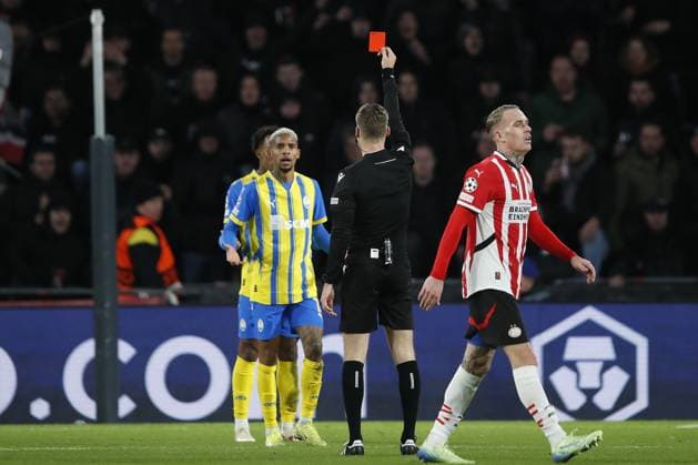 EINDHOVEN - (l-r) Pedro Henrique of FK Shakhtar Donetsk receives red from referee Urs Schnyder during the UEFA Champions league match between PSV Eindhoven and Shakhtar Donetsk at Phillips Stadium on Nov. 27, 2024 in Eindhoven, Netherlands. ANP Hollandse Hoogte BART STOUTJESDIJK UEFA Champions League 2024 25 League Phase MD5 2024 25 xVIxANPxSportx xBartxStoutjesdijkxIVx 514410586 originalFilename: 514410586.jpg