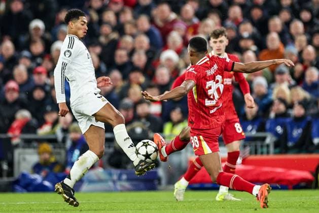 UEFA Champions League, League Phase MD5 Liverpool v Real Madrid Jude Bellingham of Real Madrid battles for the ball with Ryan Gravenberch of Liverpool during the UEFA Champions League, League Phase MD5 Liverpool v Real Madrid at Anfield, Liverpool, United Kingdom, 27th November 2024 (Photo by Mark Cosgrove News Images) Liverpool Anfield Merseyside United Kingdom Copyright: xMarkxCosgrove NewsxImagesx