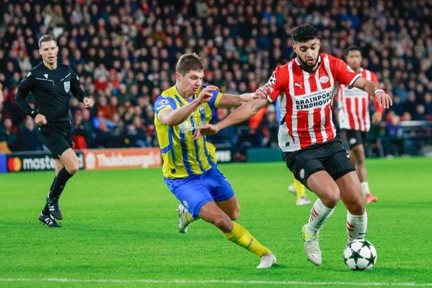 EINDHOVEN, 27-11-2024, Philips Stadium, UEFA Champions League season 2024 25, match between PSV and Sjachtar Donetsk, Sjachtar Donetsk player Valeriy Bondar and PSV player Ismael Saibari PSV - Sjachtar Donetsk  x26839949x Copyright: