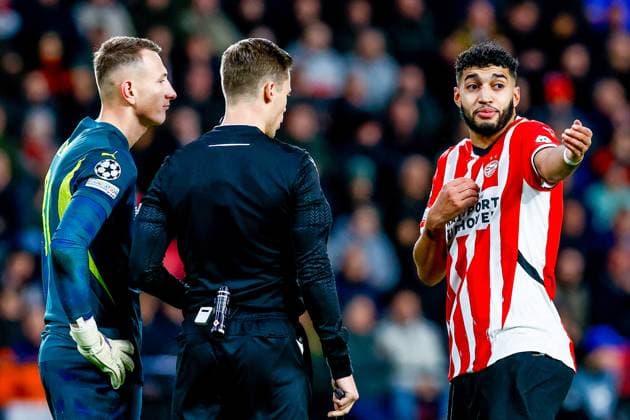 EINDHOVEN, 27-11-2024, Philips Stadium, UEFA Champions League season 2024 25, match between PSV and Sjachtar Donetsk, Referee Urs Schnyder talking with PSV player Ismael Saibari PSV - Sjachtar Donetsk  x26839950x Copyright:
