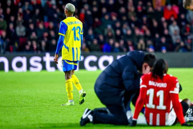 EINDHOVEN, 27-11-2024, Philips Stadium, UEFA Champions League season 2024 25, match between PSV and Sjachtar Donetsk, Referee Urs Schnyder shows red card to Sjachtar Donetsk player Pedro Henrique PSV - Sjachtar Donetsk  x26839954x Copyright: