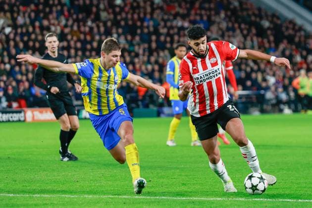 EINDHOVEN, 27-11-2024, Philips Stadium, UEFA Champions League season 2024 25, match between PSV and Sjachtar Donetsk, Sjachtar Donetsk player Valeriy Bondar and PSV player Ismael Saibari PSV - Sjachtar Donetsk  x26839956x Copyright: