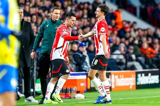EINDHOVEN, 27-11-2024, Philips Stadium, UEFA Champions League season 2024 25, match between PSV and Sjachtar Donetsk, PSV player Hirving Lozano for PSV player Olivier Boscagli PSV - Sjachtar Donetsk  x26839987x Copyright: