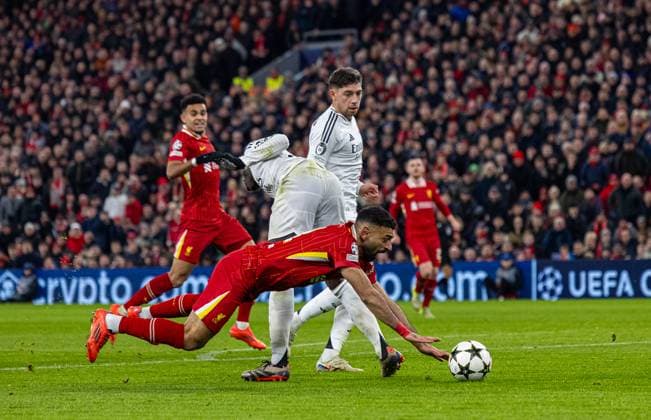 Football - UEFA Champions League - League Phase - Liverpool FC v Real Madrid CF LIVERPOOL, ENGLAND - Wednesday, November 27, 2024: Liverpool s Mohamed Salah (L) is fouled by Real Madrid s Ferland Mendy for a penalty during the UEFA Champions League game between Liverpool FC and Real Madrid CF at Anfield. (Photo by David Rawcliffe Propaganda) LIVERPOOL Anfield MERSEYSIDE ENGLAND  Copyright: xDavidxRawcliffex P2024-11-27-Liverpool_Madrid-50