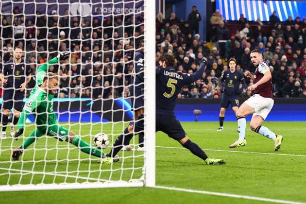 Aston Villa gegen Juventus 27. November 2024, Aston UEFA Champions League League-Phase Aston Villa gegen Juventus John McGinn von Aston Villa wird von Juventus-Torwart Michele di Gregorio geblockt Foto Charlotte Wilson Abseits Aston UK  Copyright: xCharlottexWilsonx xOffsidexOffside