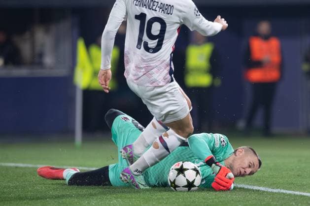Foto IPP Damiano Fiorentini Bologna 27 11 2024 calcio Champions League 2024-2025 partita Bologna - Lille nella foto: una parata del portiere del Bologna Lukasz Skorupski Italy Photo Press World Copyright italy  Copyright: xR4924_italyphotopressx