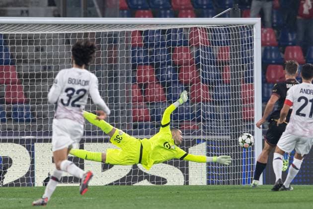 Foto IPP Damiano Fiorentini Bologna 27 11 2024 calcio Champions League 2024-2025 partita Bologna - Lille nella foto: una parata in tuffo di Lucas Chevalier portiere del Lille Italy Photo Press World Copyright italy  Copyright: xR4924_italyphotopressx
