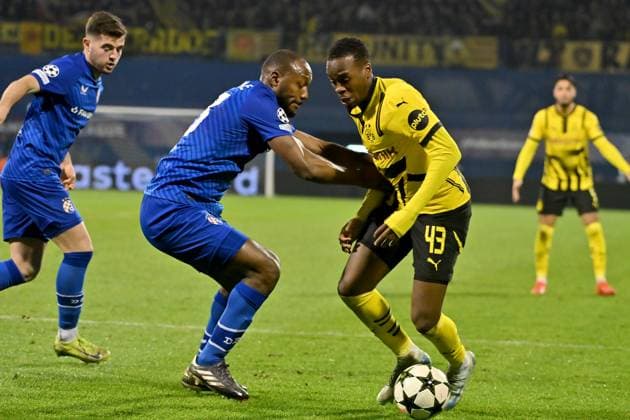 Zagreb, Croatia, November 27th 2024: Jamie Gittens of Borussia Dortmund (2R) in action against Kevin Theophile-Catherine of Dinamo Zagreb (2L) during the UEFA Champions League, League phase, match between Dinamo Zagreb and Borussia Dortmund at Stadium Maksimir, Zagreb, Croatia. (Igor Kupljenik SPP) Copyright: xIgorxKupljenikx xSPPx spp-en-IgKuSp-IK2_4296