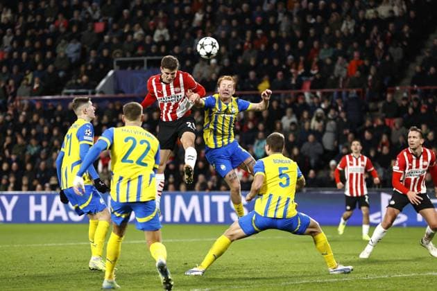 EINDHOVEN - (l-r) Guus Til of PSV Eindhoven, Yukhym Konoplia of FK Shakhtar Donetsk during the UEFA Champions league match between PSV Eindhoven and Shakhtar Donetsk at Phillips Stadium on Nov. 27, 2024 in Eindhoven, Netherlands. ANP MAURICE VAN STEEN UEFA Champions League 2024 25 League Phase MD5 2024 25 xVIxANPxSportx xxANPxIVx 514411791 originalFilename: 514411791.jpg