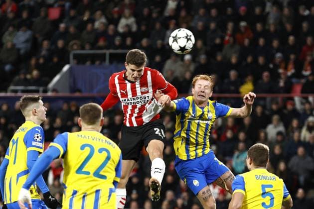 EINDHOVEN - (l-r) Guus Til of PSV Eindhoven, Yukhym Konoplia of FK Shakhtar Donetsk during the UEFA Champions league match between PSV Eindhoven and Shakhtar Donetsk at Phillips Stadium on Nov. 27, 2024 in Eindhoven, Netherlands. ANP MAURICE VAN STEEN UEFA Champions League 2024 25 League Phase MD5 2024 25 xVIxANPxSportx xxANPxIVx 514411880 originalFilename: 514411880.jpg