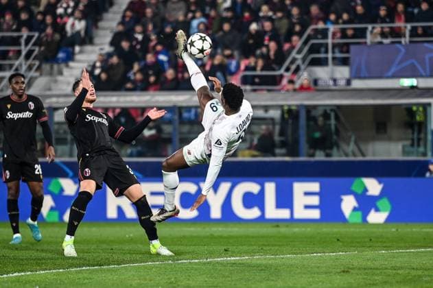 Sport Bilder des Tages LillaÃ¢ÂÄÂ™s Jonathan David backflip kick during Bologna FC vs LOSC Lille, UEFA Champions League football match in Bologna, Italy, November 27 2024  Copyright: xAlessioxMarini IPAxSportx xipa-ax xx IPA_51922548 IPA_Agency_IPA51922548