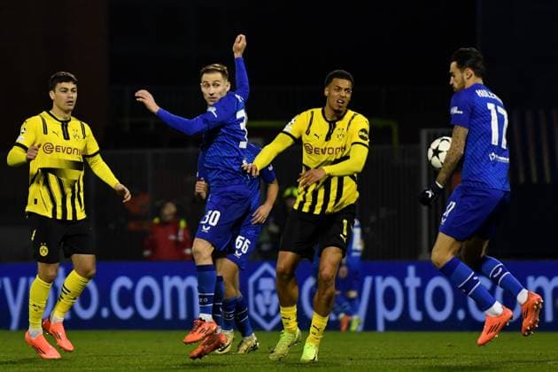 Zagreb, Croatia, November 27th 2024: Sandro Kulenovic of Dinamo Zagreb (R) in action against Felix Nmecha of Borussia Dortmund (CR) during the UEFA Champions League, League phase, match between Dinamo Zagreb and Borussia Dortmund at Stadium Maksimir, Zagreb, Croatia. (Natasa Kupljenik SPP) Copyright: xNatasaxKupljenikx xSPPx spp-en-NaKuSp-NNR_1173