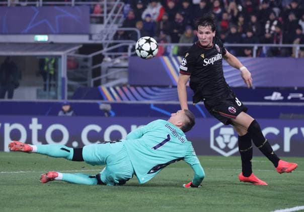 November 28, 2024, Bologna, Bologna, ITALY: During the Champions League match 27 11 2024 Football match between FC Bologna vs SC Lille at the Dall Ara stadium in Bologna..In the Photo: .Lukasz Skorupski of Bologna FC - Giovanni Fabbian of Bologna FC Bologna ITALY - ZUMAs236 20241128_aap_s236_005 Copyright: xFabioxSassox