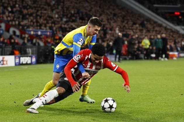 EINDHOVEN - (l-r) Dmytro Kryskiv of FK Shakhtar Donetsk, Malik Tillman of PSV Eindhoven during the UEFA Champions league match between PSV Eindhoven and Shakhtar Donetsk at Phillips stadium on Nov. 27, 2024 in Eindhoven, Netherlands. ANP MAURICE VAN STEEN UEFA Champions League 2024 25 League Phase MD5 2024 25 xVIxANPxSportx xxANPxIVx 514412263 originalFilename: 514412263.jpg