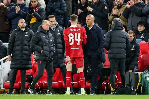 UEFA Champions League, League Phase MD5 Liverpool v Real Madrid Conor Bradley of Liverpool is substituted through injury and speaks to Arne Slot during the UEFA Champions League, League Phase MD5 Liverpool v Real Madrid at Anfield, Liverpool, United Kingdom, 27th November 2024 (Photo by Mark Cosgrove News Images) Liverpool Anfield Merseyside United Kingdom Copyright: xMarkxCosgrove NewsxImagesx