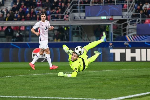 CALCIO - UEFA Champions League - Bologna FC vs LOSC Lille Lillaâ??s Lucas Chevalier saves the ball during Bologna FC vs LOSC Lille, UEFA Champions League football match in Bologna, Italy, November 27 2024 Bologna Italy  Copyright: xIPAxSport ABACAx
