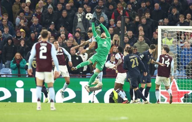 Aston Villa v Juventus FC Champions League 27 11 2024. Diego Carlos of Aston Villa challenges Goalkeeper Michele Di Gregorio of Juventusduring the Champions League match between Aston Villa and Juventus FC at Villa Park, Birmingham, England on 27 November 2024. Birmingham Villa Park West Midlands England Editorial use only , Copyright: xRyanxBrownex PSI-20893-0102