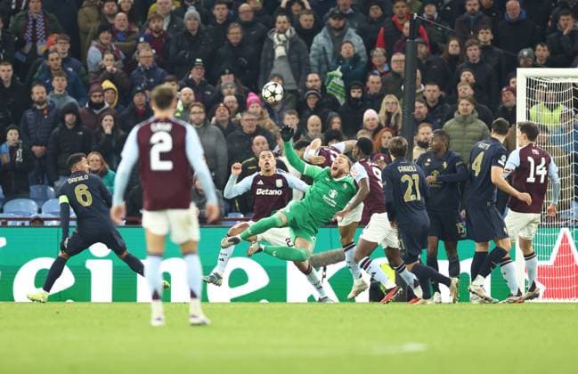 Sport Bilder des Tages Aston Villa v Juventus FC Champions League 27 11 2024. Diego Carlos of Aston Villa challenges Goalkeeper Michele Di Gregorio of Juventusduring the Champions League match between Aston Villa and Juventus FC at Villa Park, Birmingham, England on 27 November 2024. Birmingham Villa Park West Midlands England Editorial use only , Copyright: xRyanxBrownex PSI-20893-0106