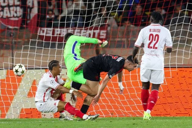 Sport Bilder des Tages Zeki Amdouni ( 7 - SL Benfica) scores the winning goal for his team during Monaco vs Benfica, UEFA Champions League football match in Monaco, Principality of Monaco, November 27 2024  Copyright: xNicolaxMastronardi IPAxSportx xix xx IPA_51923252 IPA_Agency_IPA51923252