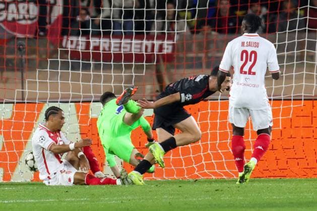 Zeki Amdouni ( 7 - SL Benfica) scores the winning goal for his team during Monaco vs Benfica, UEFA Champions League football match in Monaco, Principality of Monaco, November 27 2024  Copyright: xNicolaxMastronardi IPAxSportx xix xx IPA_51923255 IPA_Agency_IPA51923255