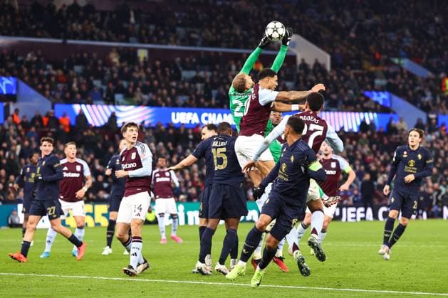 Aston Villa gegen Juventus 27. November 2024, Aston UEFA Champions League Liga-Phase Aston Villa gegen Juventus Juventus-Torwart Michele di Gregorio springt nach dem Ball Foto Charlotte Wilson Abseits Aston UK  Copyright: xCharlottexWilsonx xOffsidexOffside