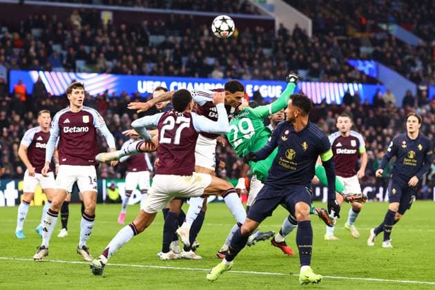 Aston Villa gegen Juventus 27. November 2024, Aston UEFA Champions League League-Phase Aston Villa gegen Juventus Diego Carlos von Aston Villa stürzt sich auf den Ball und Juventus-Torwart Michele di Gregorio vereitelt ihn Foto Charlotte Wilson Abseits Aston UK  Copyright: xCharlottexWilsonx xOffsidexOffside