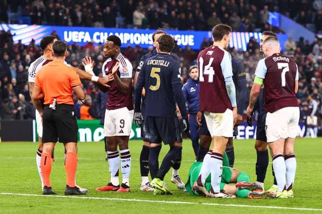 Aston Villa gegen Juventus 27. November 2024, Aston UEFA-Champions-League-Phase Aston Villa gegen Juventus Jhon Duran von Aston Villa spricht mit dem Schiedsrichter Jesus Gil Manzano Foto Charlotte Wilson Abseits Aston UK  Copyright: xCharlottexWilsonx xOffsidexOffside