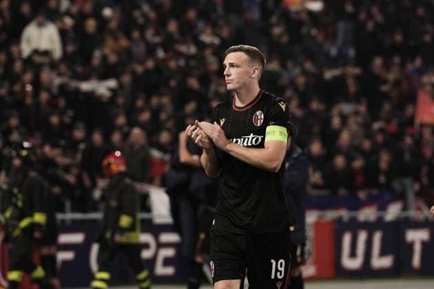 Bologna s Lewis Ferguson and the players of Bologna greet the fans at the end of the Uefa Champions League 2024 2025 soccer match between Bologna and Lille at Renato Dall Ara Stadium - Soccer - Bologna, Italy - Wednesday November 27, 2024  Copyright: xMassimoxPaolone LaPressex