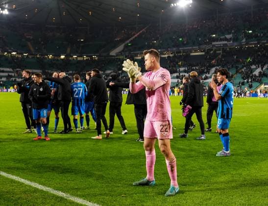 Club Brugge goalkeeper Simon Mignolet applauds the Club Brugge fans after the full-time whistle. Final score Celtic 1 Club Brugge 1. Celtic v Club Brugge, UEFA Champions League, Group Stage, Football, Celtic Park, Glasgow, Scotland, UK - 27 Nov 2024 EDITORIAL USE ONLY No use with unauthorised audio, video, data, fixture lists, club league logos or live services. Online in-match use limited to 120 images, no video emulation. No use in betting, games or single club league player publications. Copyright: xStuartxWallace Shutterstockx 14945035ci