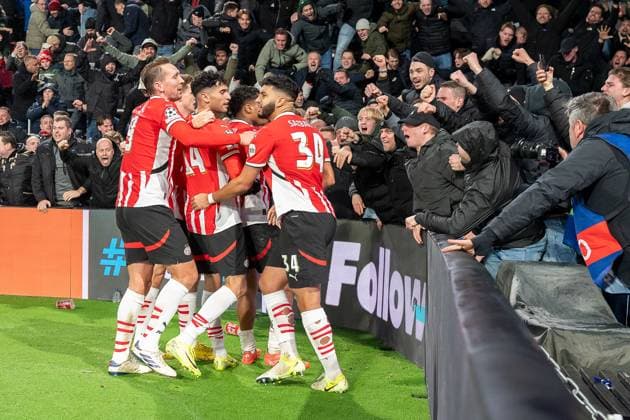 27 11 2024, Football UEFA Champions League, Season 2024 2025, Matchday 05, PSV Eindhoven Shakhtar Donetsk at Philips Stadium in Eindhoven The Eindhoven players and fans celebrate the goal for 3 2 Photo Kirchner Media TH Copyright: xKirchner-Media THx