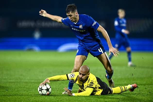 GNK Dinamo v Borussia Dortmund - UEFA Champions League 2024 25 League Phase MD5 Raul Torrente of Dinamo Zagreb makes a foul on Donyell Malen of Borussia Dortmund during the UEFA Champions League 2024 25 League Phase MD5 match between GNK Dinamo Zagreb and Borussia Dortmund at Maksimir stadium on November 27, 2024 in Zagreb, Croatia.  MarkoxLukunic PIXSELL