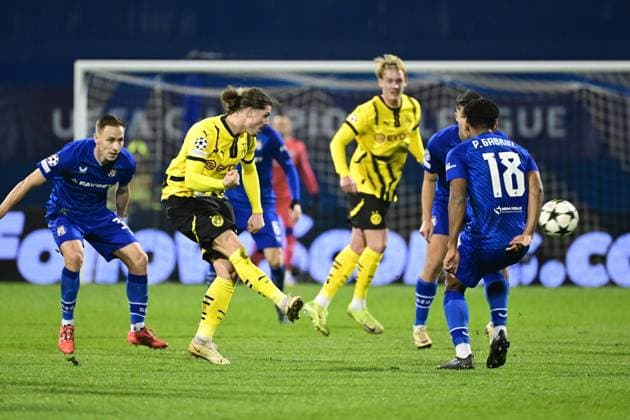 Zagreb, Croatia, 271124. Players Marko Rog and Marcel Sabitzer at the match of the 5th round of the UEFA Champions League, GNK Dinamo - Borussia Dortmund. Photo: Goran Mehkek CROPIX Zagreb Croatia Copyright: xxGoranxMehkekx xCROPIXx gm_dinamo_borussia62-271124