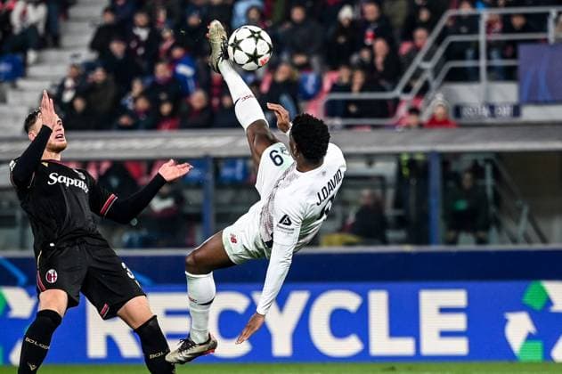CALCIO - UEFA Champions League - Bologna FC vs LOSC Lille Lillaâ??s Jonathan David backflip kick during Bologna FC vs LOSC Lille, UEFA Champions League football match in Bologna, Italy, November 27 2024 Bologna Italy  Copyright: xIPAxSport ABACAx