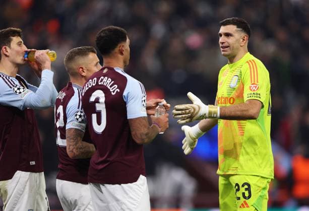 Aston Villa FC v Juventus FC Emiliano Martinez of Aston Villa speaks with Diego Carlos of Aston Villa during the Aston Villa FC v Juventus FC UEFA Champions League Round 1 match at Villa Park, Birmingham, England, United Kingdom on 27 November 2024 Editorial use only. All images are copyright Every Second Media Limited. No images may be reproduced without prior permission. Copyright: xIMAGO EveryxSecondxMediax ESM-1229-0041