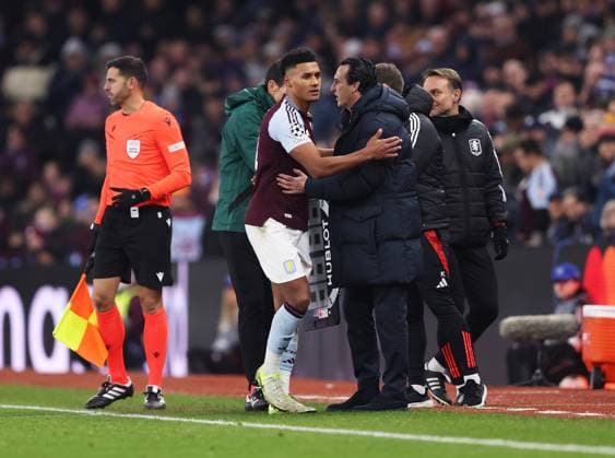 Aston Villa FC v Juventus FC Ollie Watkins of Aston Villa interacts with Unai Emery, Aston Villas Head Coach of Aston Villas after been substituted off the pitch during the Aston Villa FC v Juventus FC UEFA Champions League Round 1 match at Villa Park, Birmingham, England, United Kingdom on 27 November 2024 Editorial use only. All images are copyright Every Second Media Limited. No images may be reproduced without prior permission. Copyright: xIMAGO EveryxSecondxMediax ESM-1229-0045