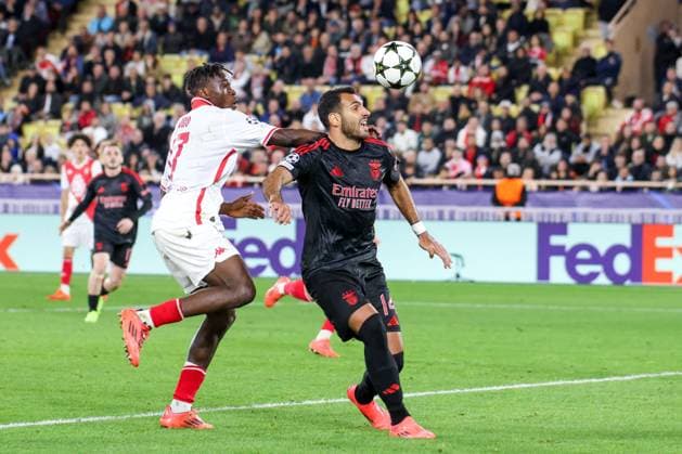 CALCIO - UEFA Champions League - Monaco vs Benfica Vangelis Pavlidis ( 14 - SL Benfica) vies the ball with Wilfried Singo ( 17 - AS Monaco) during Monaco vs Benfica, UEFA Champions League football match in Monaco, PrincPhoto by IPA ABACAPRESS.COMlity of Monaco, November 27 2024 Monaco  Copyright: xIPAxSport ABACAx
