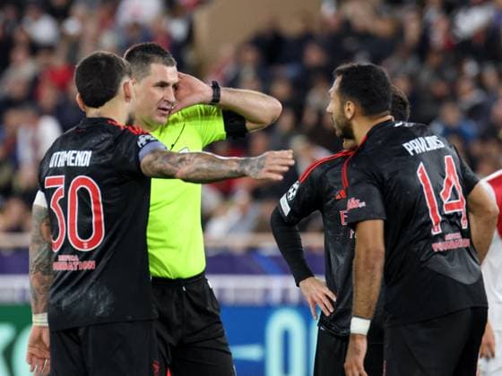 CALCIO - UEFA Champions League - Monaco vs Benfica Refereee Rade Obrenovic (SLO) consults VAR during Monaco vs Benfica, UEFA Champions League football match in Monaco, PrincPhoto by IPA ABACAPRESS.COMlity of Monaco, November 27 2024 Monaco  Copyright: xIPAxSport ABACAx