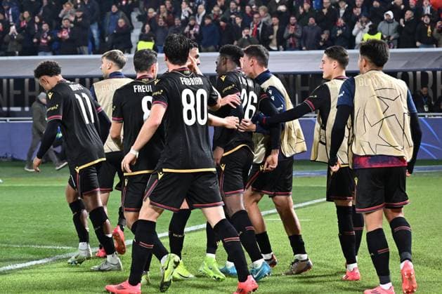 CALCIO - UEFA Champions League - Bologna FC vs LOSC Lille John Lucumi (Bologna Fc) celebrated by his teammate during Bologna FC vs LOSC Lille, UEFA Champions League football match in Bologna, Italy, November 27 2024 Bologna Italy  Copyright: xIPAxSport ABACAx
