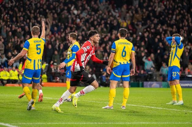 27 11 2024, Football UEFA Champions League, Season 2024 2025, Matchday 05, PSV Eindhoven Shakhtar Donetsk at Philips Stadium in Eindhoven While Ricardo Pepi PSV Eindhoven, 14 celebrates his goal for 3 2, the Donetsk players cant believe it Photo Kirchner Media TH Copyright: xKirchner-Media THx