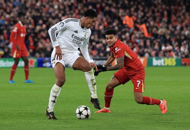 27th November 2024; Anfield, Liverpool, Merseyside, England; Champions League Football, Liverpool versus Real Madrid; Jude Bellingham of Real Madrid sheilds the ball from Luis Diaz of Liverpool  ActionPlus12720720 DavidxBlunsden